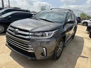 Toyota Highlander XLE 4x4 V6 (3.5L 6cyl 8A) 2017 Gray