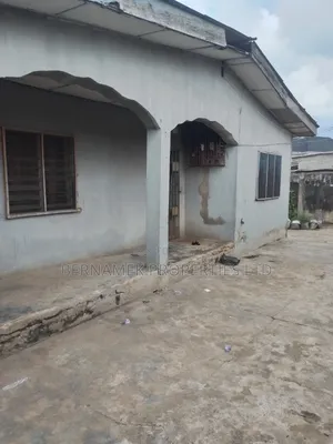 6bdrm Bungalow in Fadeyi, Ejigbo / Ejigbo for sale