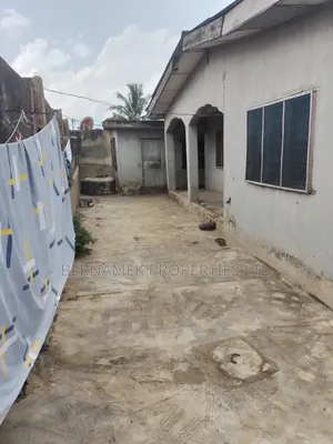 6bdrm Bungalow in Fadeyi, Ejigbo / Ejigbo for sale