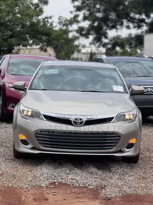 Toyota Avalon XLE Premium Sedan FWD (3.5L 6cyl 6A) 2013 Gold