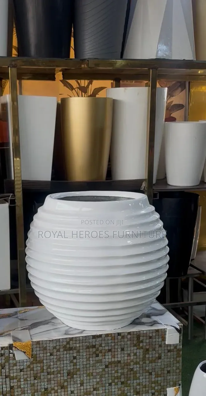 Round Glossyflower Pot