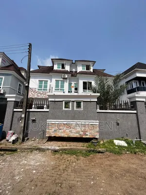 5bdrm Duplex in Southern View Estate, Chevron for sale