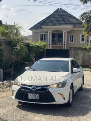 Toyota Camry SE 4dr Sedan (2.5L 4cyl 6A) 2016 White