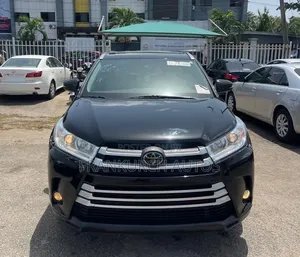 Toyota Highlander XLE 4dr SUV AWD (3.5L 6cyl 6A) 2015 Matt Black