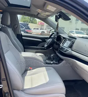 Toyota Highlander XLE 4dr SUV AWD (3.5L 6cyl 6A) 2015 Matt Black