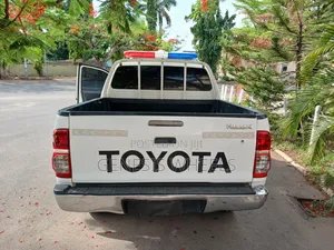 Toyota Hilux SR 4x4 2014 White