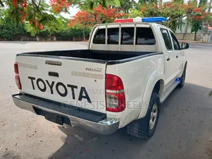 Toyota Hilux SR 4x4 2014 White