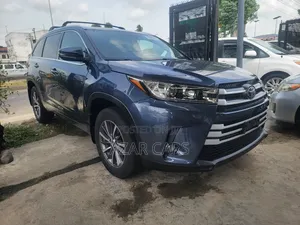 Toyota Highlander XLE 4x4 V6 (3.5L 6cyl 8A) 2017 Blue