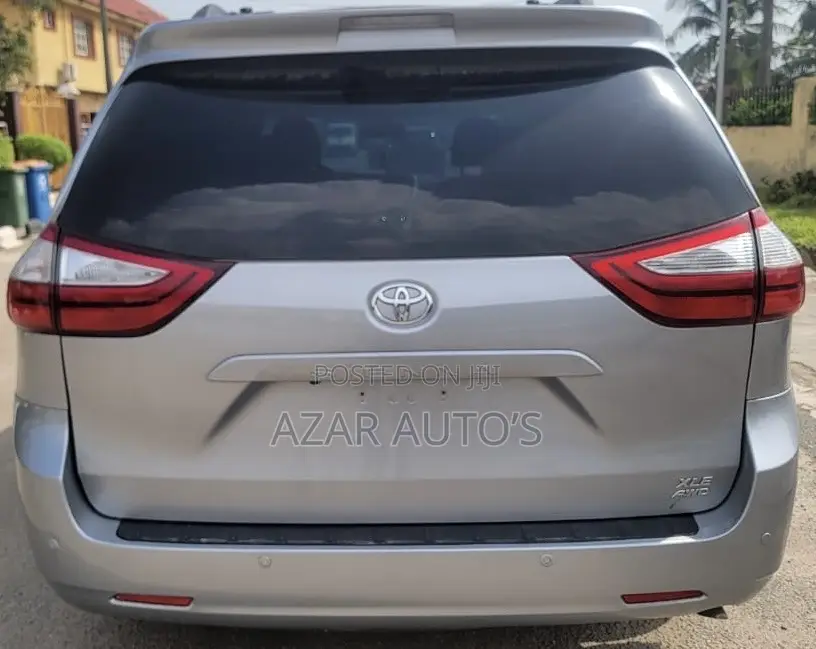 Toyota Sienna 2017 Silver