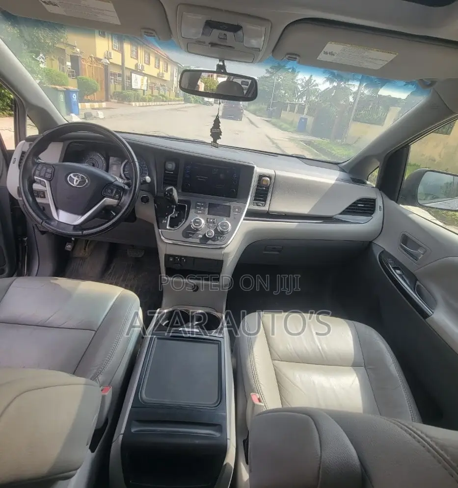 Toyota Sienna 2017 Silver