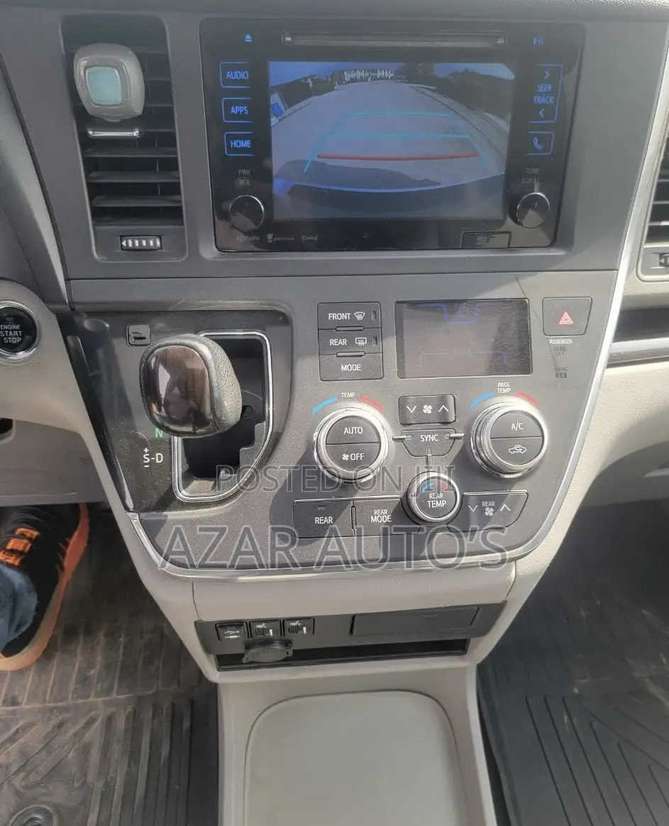 Toyota Sienna 2017 Silver