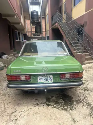 Mercedes-Benz 200 1982 Green