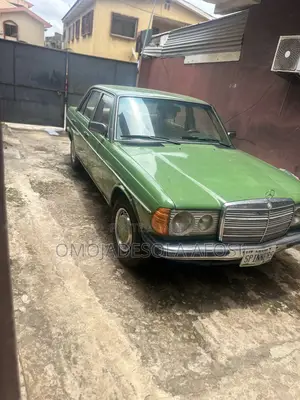 Mercedes-Benz 200 1982 Green