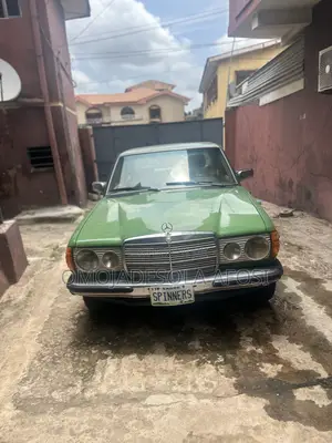 Mercedes-Benz 200 1982 Green