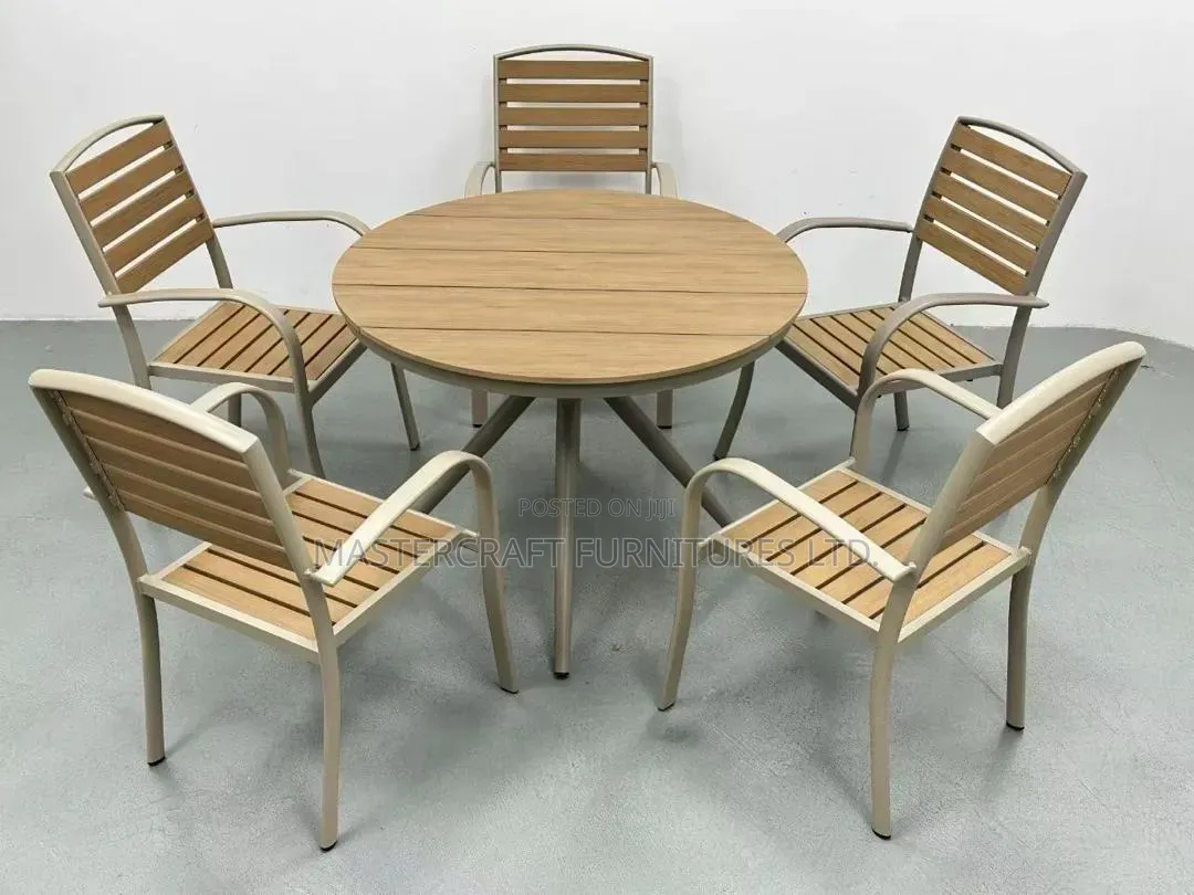  Outdoor Lounge Table and Chairs