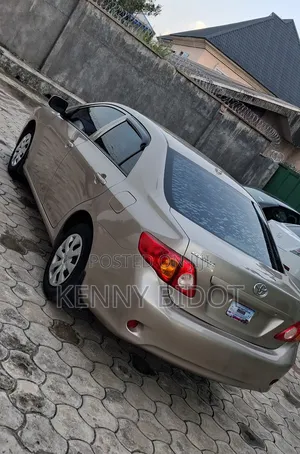 Toyota Corolla LE 4dr Sedan (1.8L 4cyl 4A) 2010 Gold