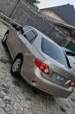 Toyota Corolla LE 4dr Sedan (1.8L 4cyl 4A) 2010 Gold