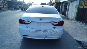 Hyundai Sonata SE Sedan FWD (2.4L 4cyl 6A) 2013 White