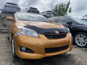 Toyota Matrix Hatchback FWD (1.8L 4cyl 5M) 2010 Gold