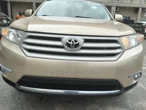 Toyota Highlander SE 3.5L 4WD 2013 Gold