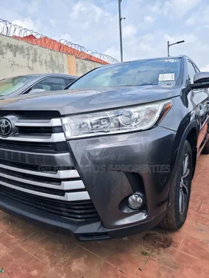 Toyota Highlander XLE 4x4 V6 (3.5L 6cyl 8A) 2018
