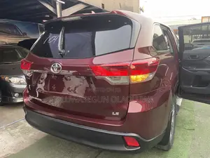 Toyota Highlander LE Plus 4x4 V6 (3.5L 6cyl 8A) 2017 Red