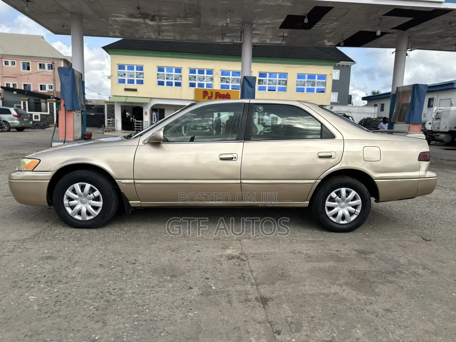 Toyota Camry Automatic 1999 Gold