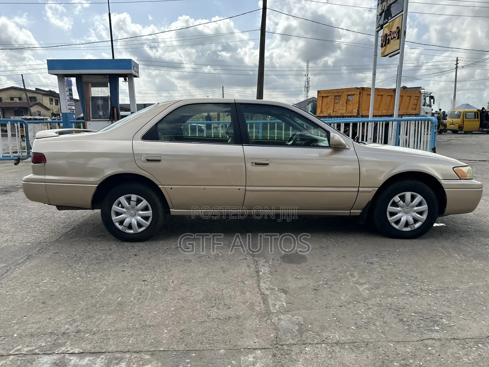 Toyota Camry Automatic 1999 Gold
