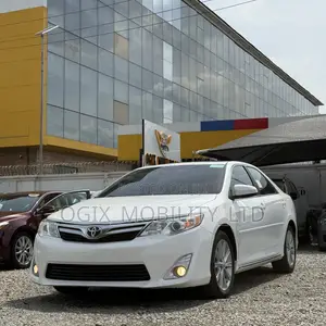 Toyota Camry XLE V6 4dr Sedan (3.5L 6cyl 6A) 2012 White