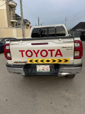 Toyota Hilux Revo Smart Cab Petrol 2.7 RWD 2022 White