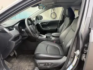 Toyota RAV4 XLE FWD 2019 Gray