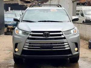 Toyota Highlander XLE 4x4 V6 (3.5L 6cyl 8A) 2017 Gray