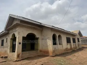 4bdrm Bungalow in Lake View Estate, Ologuneru for sale