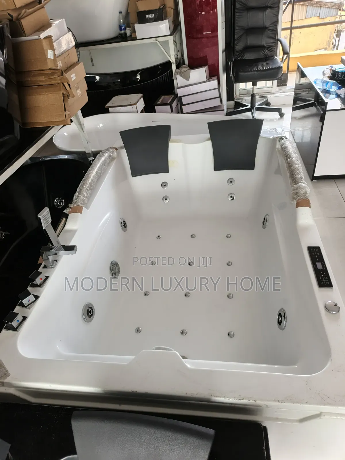 Luxury White Double Seater Jacuzzi