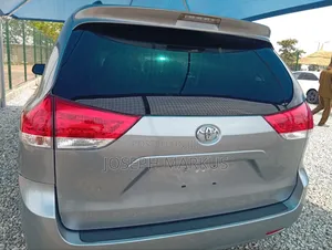 Toyota Sienna XLE AWD 7-Passenger 2013 Silver