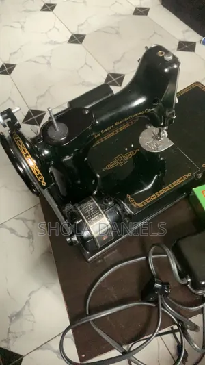 Singer Sewing Machine 221 Featherweight