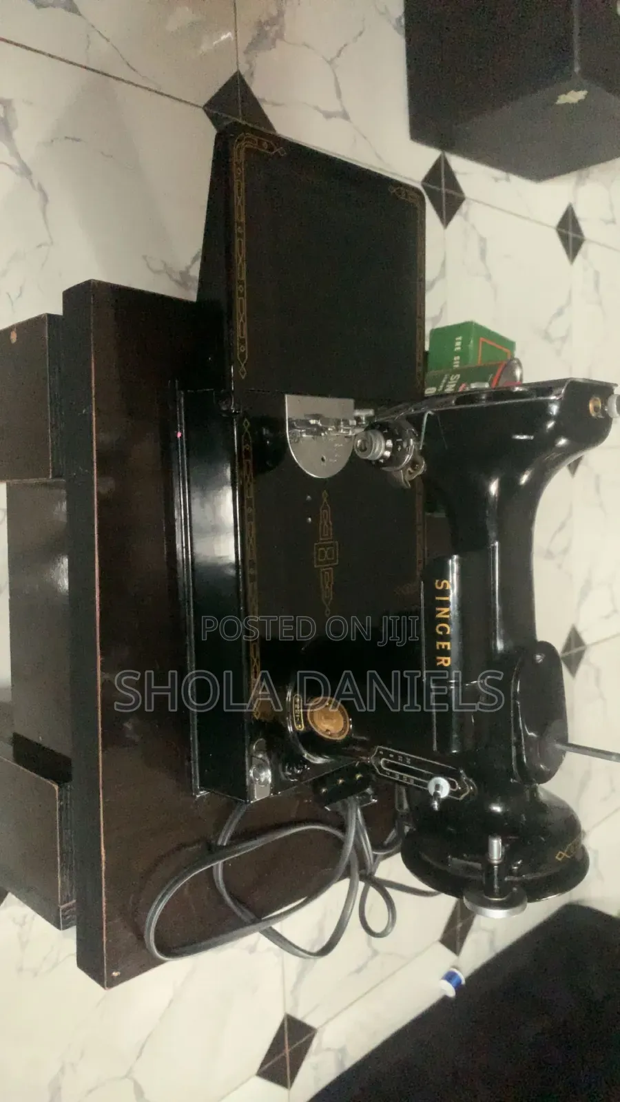 Singer Sewing Machine 221 Featherweight.