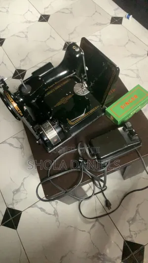 Singer Sewing Machine 221 Featherweight.