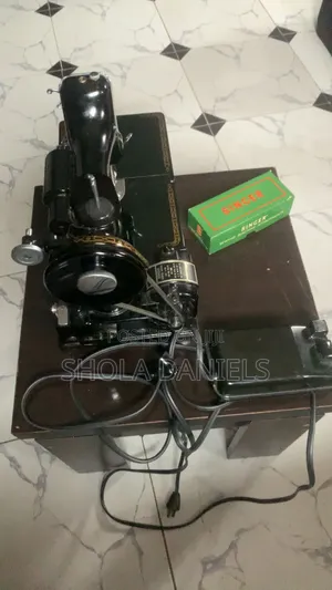 Singer Sewing Machine 221 Featherweight.