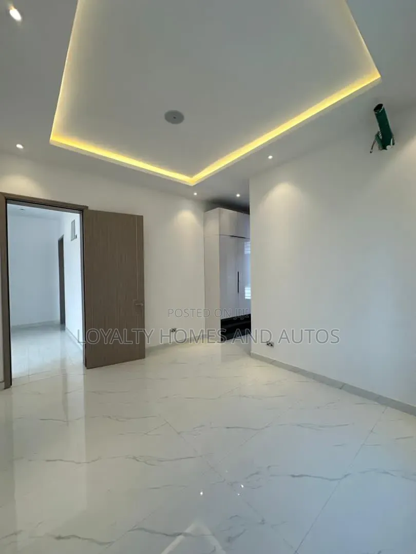 5bdrm Duplex in Chevron for sale