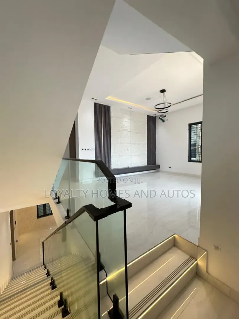5bdrm Duplex in Chevron for sale
