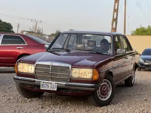 Mercedes-Benz 190E 1979 Red