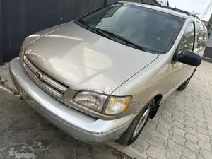 Toyota Sienna XLE & 1 hatch 2000 Gold