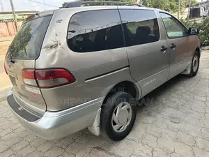 Toyota Sienna XLE & 1 hatch 2000 Gold