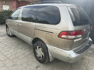 Toyota Sienna XLE & 1 hatch 2000 Gold