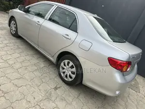 Toyota Corolla LE 4dr Sedan (1.8L 4cyl 4A) 2010 Silver