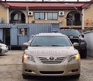 Toyota Camry XLE 4dr Sedan (2.4L 4cyl 5A) 2009 Gold