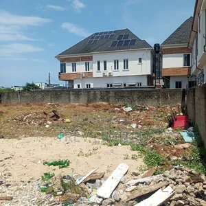 Dry 800sqm Land Facing the Road of an Estate