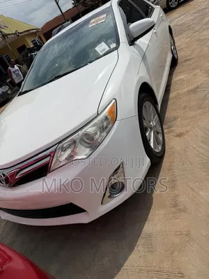 Toyota Camry XLE V6 4dr Sedan (3.5L 6cyl 6A) 2013 White