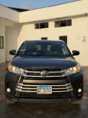 Toyota Highlander XLE 4x4 V6 (3.5L 6cyl 8A) 2017 Gray